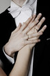 Obrączki ślubne na dłoniach małżonków