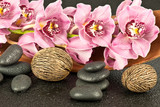 Orchidea z kamieniami bazaltowymi