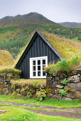 Canvas Print - Overgrown Small House in Iceland