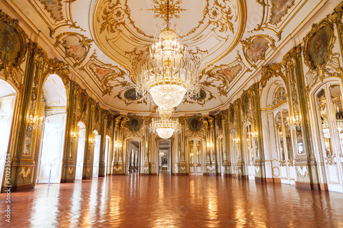 Board z aluminiowym obramowaniem Sala balowa pałacu narodowego queluz, portugalia