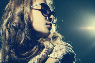 Wall Mural - Fashion portrait of a beautiful young woman wearing sunglasses