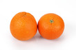 Pomarańcza dwie sztuki na białym tle.