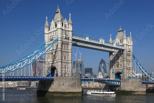 Fotoboard na płycie Tower Bridge z łodzi w Londynie, w Anglii