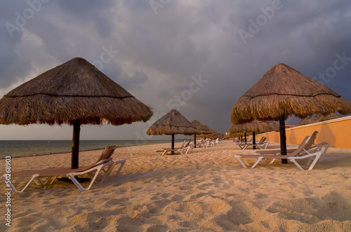 Plakat na papierze fotorealistycznym Wcześnie rano na plaży w Cancun