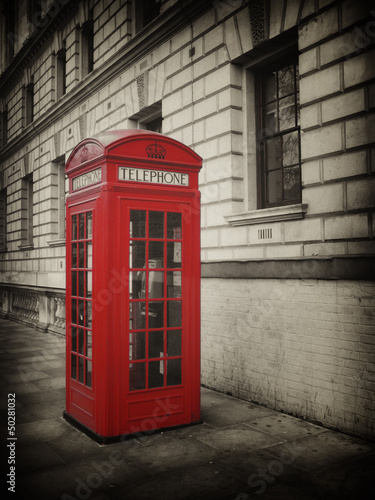 czerwona-budka-telefoniczna-w-stylu-vintage-w-londynie