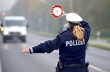 Fototapeta Desenie - Polizei bei Geschwindigkeitskontrolle