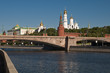 Вид на Большой Москворецкий мост и Кремль с Раушской набережной