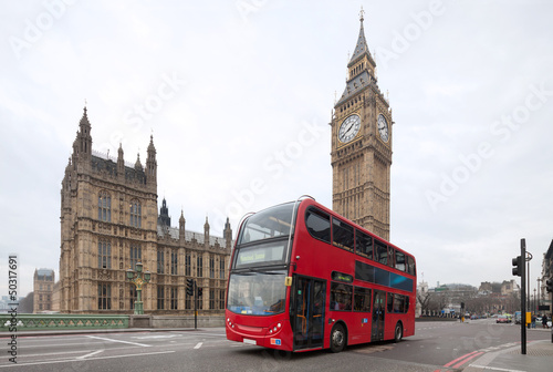 Naklejka na drzwi Big Ben with red double-decker in London, UK