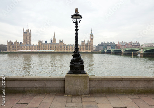 Board z aluminiowym obramowaniem Widok pałacu Westminster z Tamizą