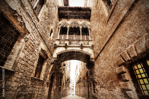 neogotycki-most-w-carrer-del-bisbe-hiszpania-barcelona