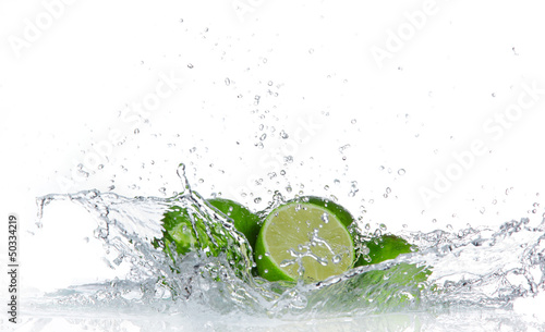 Fotoboard na płycie Limonki z plusk wody na białym tle