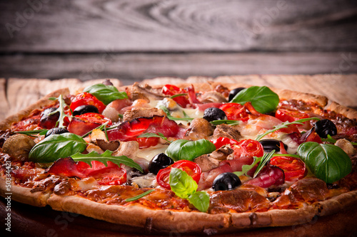 Naklejka samoprzylepna Pyszna włoska pizza serwowane na drewnianym stole