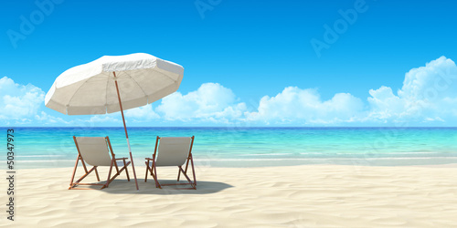 Naklejka samoprzylepna Szezlong i parasol na piaszczystej plaży.