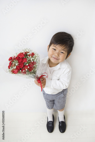 花束を持って見上げる子供 Buy This Stock Photo And Explore Similar Images At Adobe Stock Adobe Stock