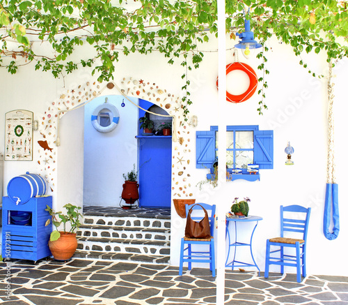 Plakat na papierze fotorealistycznym Tradycyjna tawerna grecka, na wyspie santorini, grecja