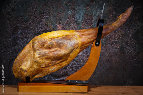 Fotografía Full leg of Spanish jamon iberico (ham) in a cave