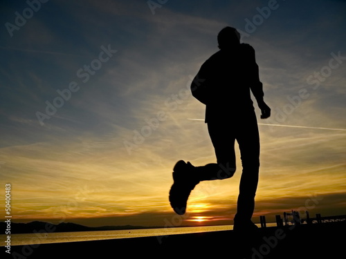 Plakat na papierze fotorealistycznym Sylwetka jogger w sunrise