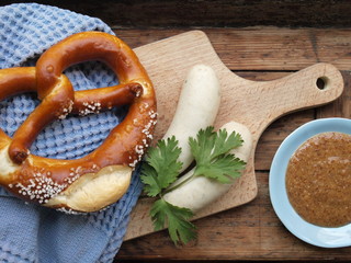 Weißwürste mit Brezel und süßem Senf