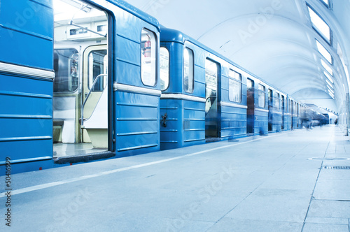 Board z aluminiowym obramowaniem Niebieski pociąg na stacji metra