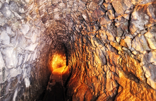Obraz na płótnie canvas dwuczęściowy "dyptyk" Tunel kopalniany ze ścieżką