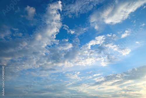 Naklejka samoprzylepna Białe chmury cumulus na tle błękitnego nieba