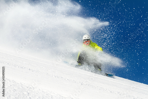 Board z aluminiowym obramowaniem Snowboardzista w akcji