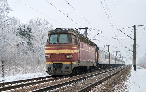 Board z aluminiowym obramowaniem Pociąg pasażerski ciągnięty przez lokomotywę elektryczną