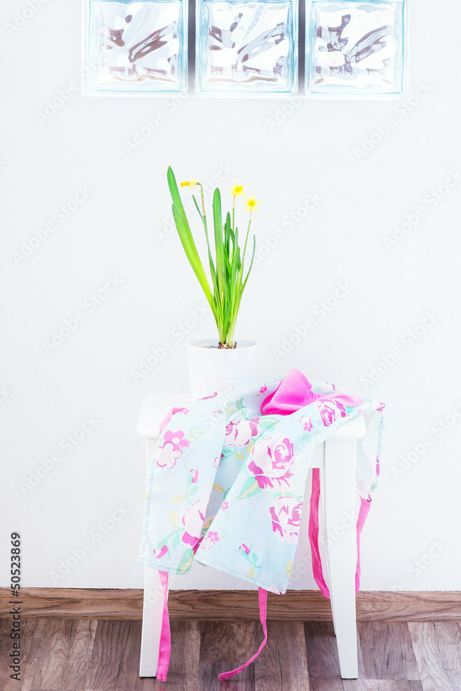 Obraz na płótnie daffodil in a pot on a white stool against a white wall w salonie