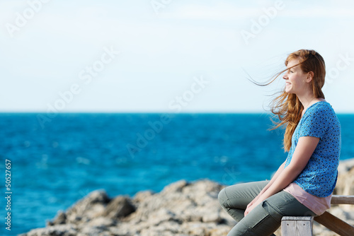 junge frau schaut auf das meer Wallpaper Mural