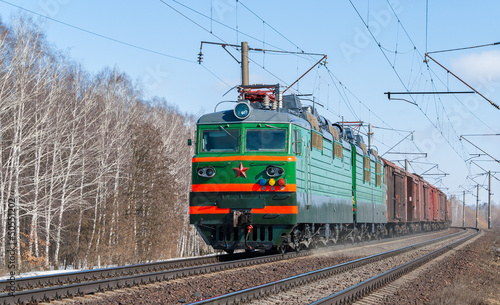 Board z aluminiowym obramowaniem Pociąg towarowy ciągnięty przez lokomotywę elektryczną. 