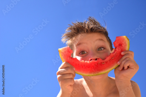 Kind mit wassermelone