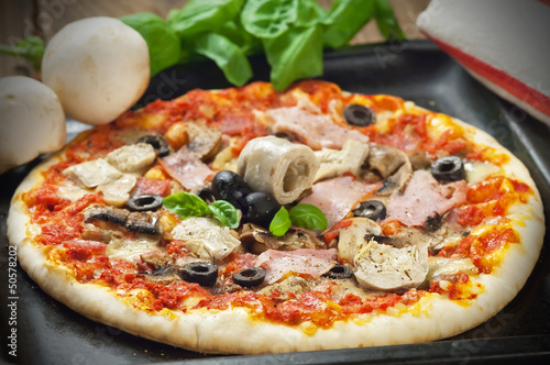 Valokuva Pizza capricciosa ham olives and artichokes