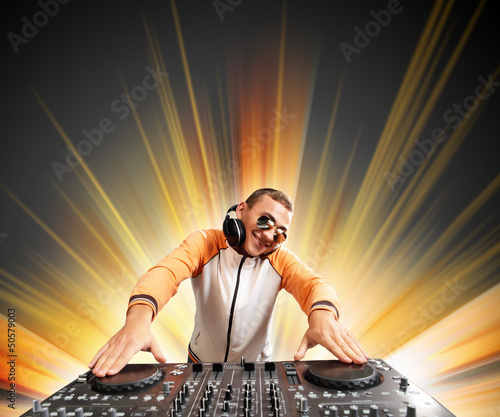 Plakat na papierze fotorealistycznym Dj i mikser