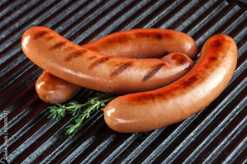 Naklejka samoprzylepna Grillowane kiełbaski na grillu