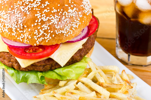 Naklejka samoprzylepna Hamburger z frytkami