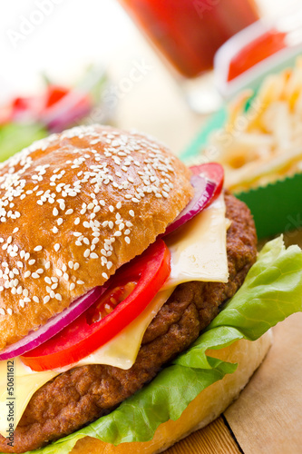 Naklejka samoprzylepna Hamburger z frytkami