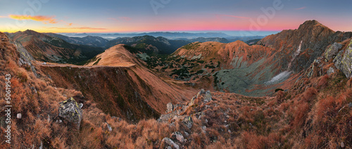 Board z aluminiowym obramowaniem Panoramiczny widok góry Słowacji na jesieni - niskie Tatry - Duma