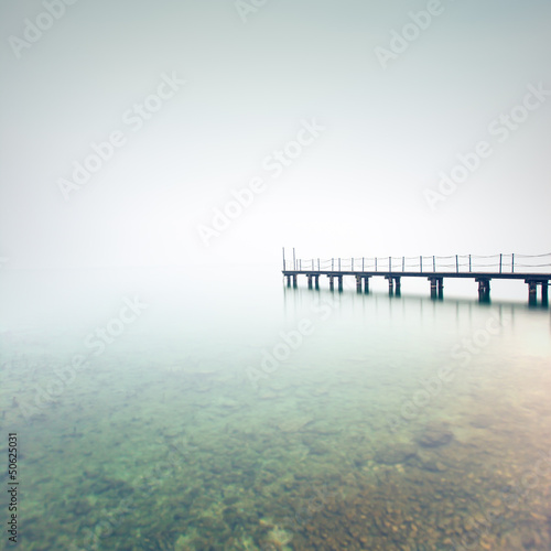 Tapeta ścienna Sylwetka molo lub jetty w mglisty jeziora. 