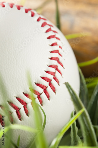 Board z aluminiowym obramowaniem Nowy biały baseball w zielonej trawie