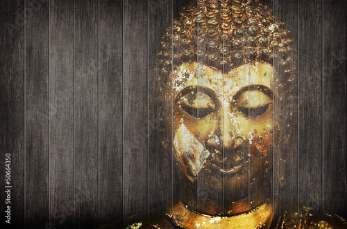 Board z aluminiowym obramowaniem Starożytny Budda twarz na tle drewna