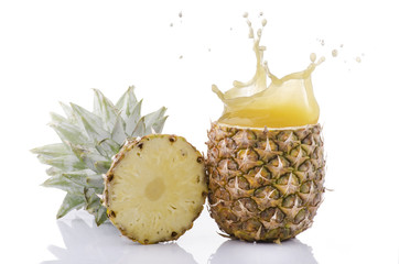 Wall Mural - taglio di ananas con splashing