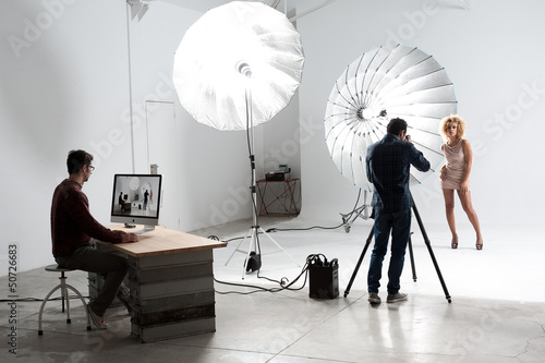 Fotografía Photographer working with a Cute Model in a Professional Studio