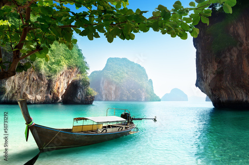 Fototapeta na wymiar boat on small island in Thailand