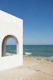 Fototapeta Przestrzenne - Whitewashed ocean front house