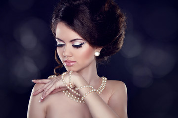 Wall Mural - Glamour portrait of beautiful woman with pearl necklace on the b