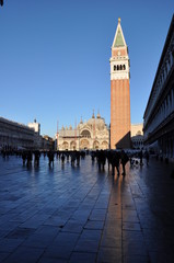 Basilica e Campanile San Marco riflessi sulla piazza