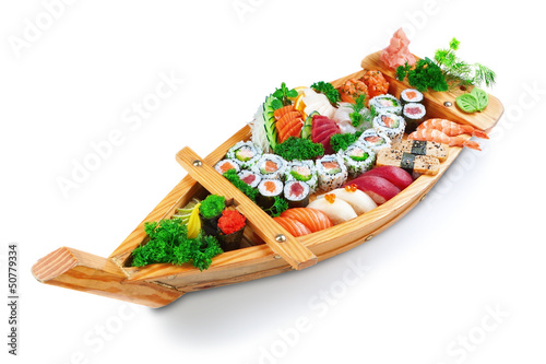 Tapeta ścienna Kolekcja gatunków sushi na ozdobnym statku płytkowym. 