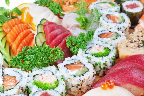 Tapeta ścienna Grupa luksusowych potraw, kawior sushi, łosoś z bliska.