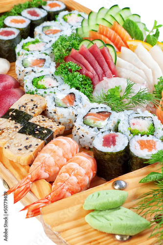 Tapeta ścienna Wschodniego delikatnego sushi, kawior, łosoś z bliska.