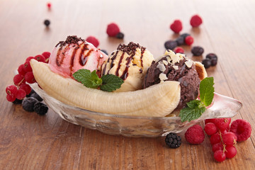 Poster - banana split and berries